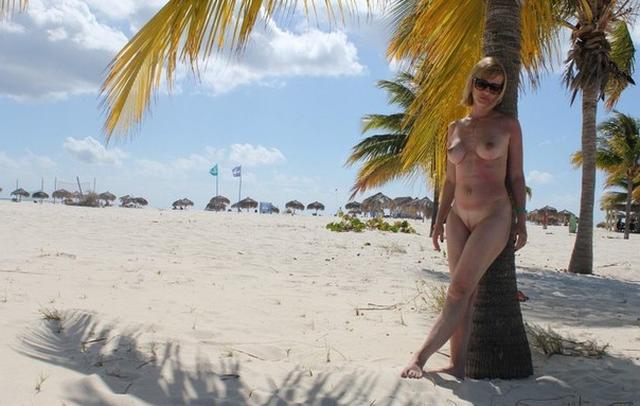 Titted mature woman sucks a rich suitor on vacation 17 photo