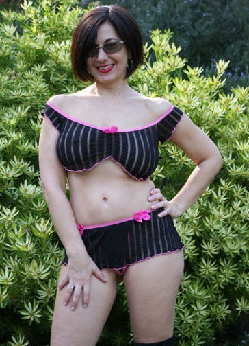 Mature wives of 40 who are beginning to gain weight 1 photo