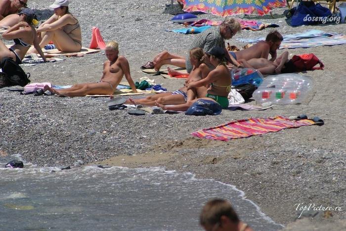 Hot chicks sunbathing topless on public beaches 4 photo