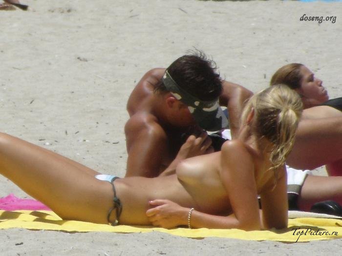 Hot chicks sunbathing topless on public beaches 6 photo